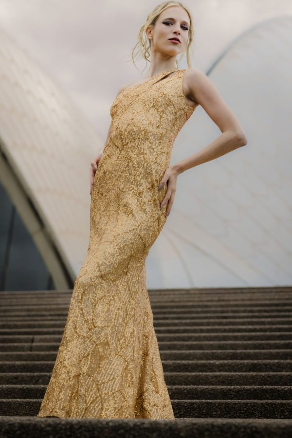 Striking_portraits_sydney_opera_house Striking photo of a beautiful woman posing with opera house in sydney